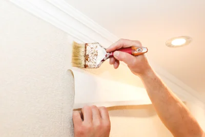 Pose de papier peint à la Caine — revêtements muraux et toiles de verre